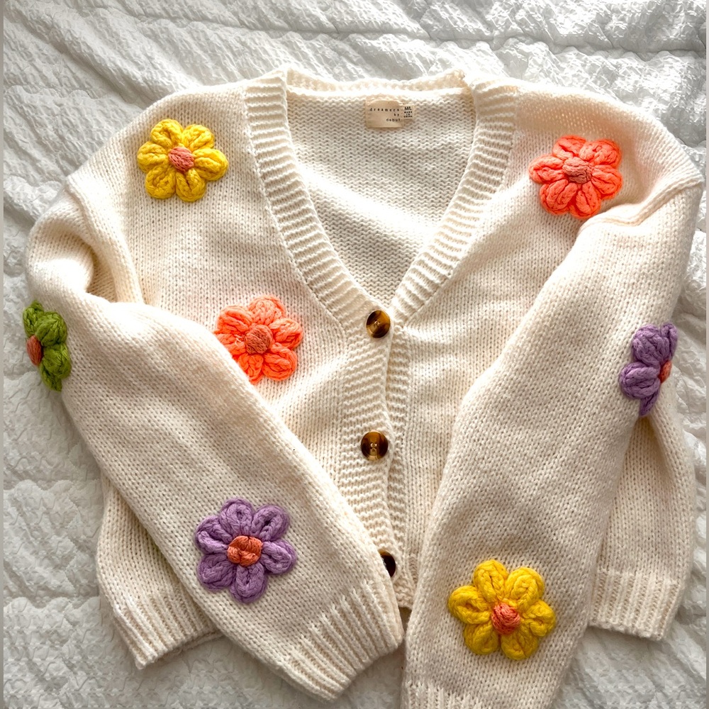 A cozy and adorable flower knit sweater perfect for any season. Worn only twice!